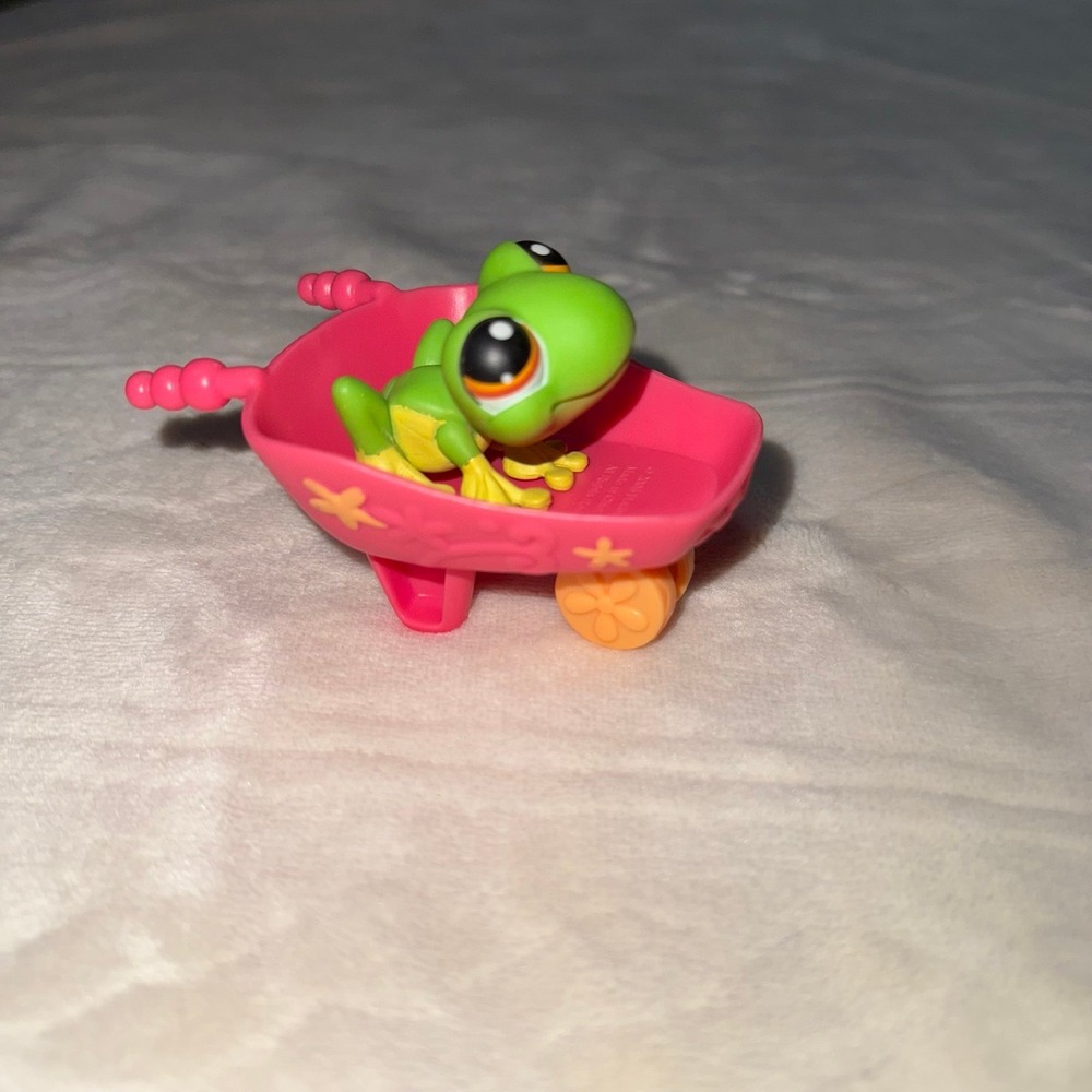 Littlest Pet Shop frog‎ and wheelbarrow